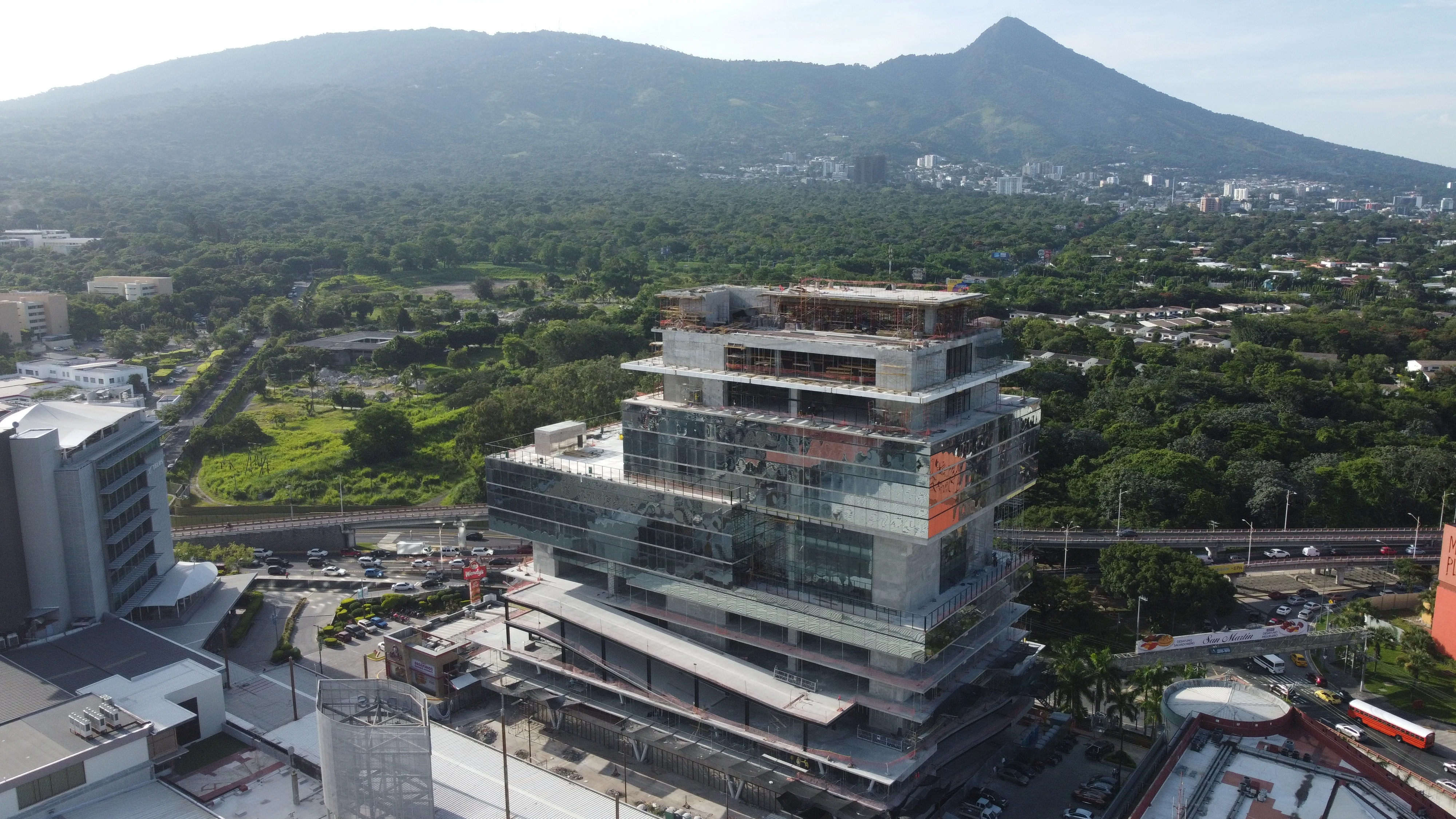 Emblema Las Cascadas con el Volcán de San Salvador al fondo