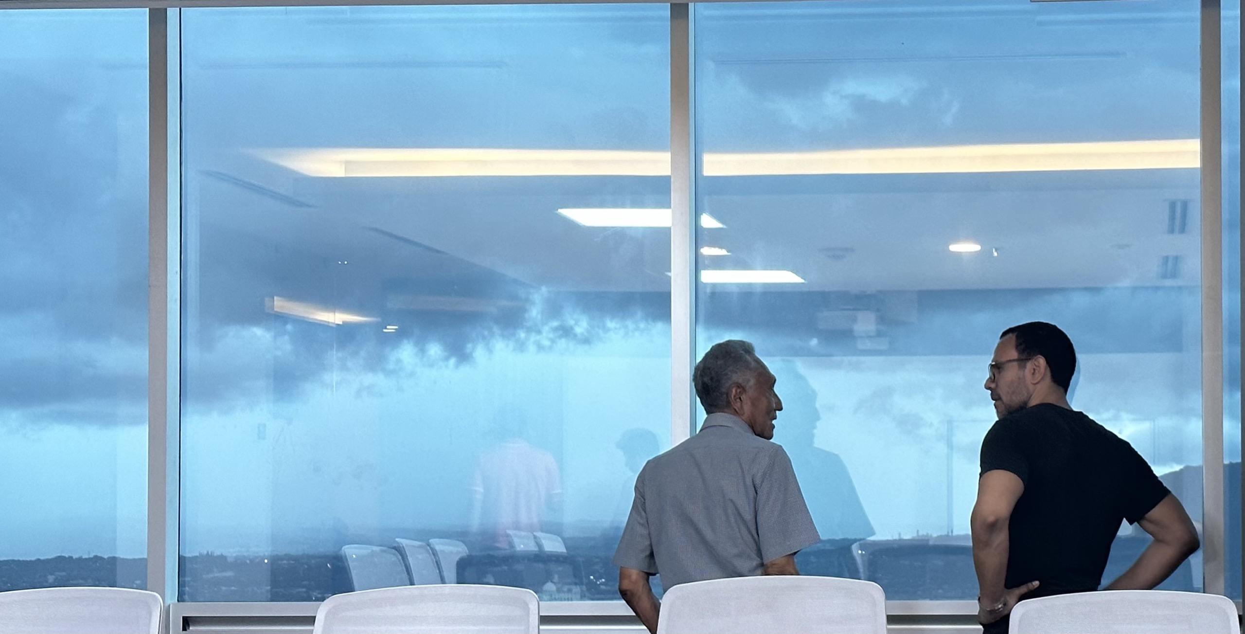 El Ing. René Narváez y el Ing. Ricardo Narváez Hinds frente al horizonte de San Salvador